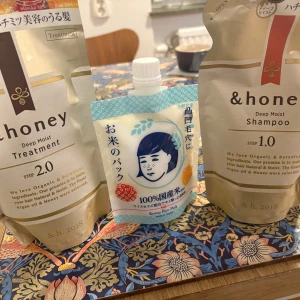 Keana Rice Pack ansiktsmask och Fino hårmask och  &Honey/& honey shampoo + conditioner  - Japansk ansiktsmask Keana Rice Pack 170gr öppnad men helt oanvänd! & honey schampo och balsam 350gr refiller båda oöppnade. Har också Fino premium touch (Shiseido) hårmask 230gr oöppnad. All tillverkat och inköpt i Japan detta år. Väldigt omtyckta produkter i och utanför Japan. Schampo/balsam 150kr styck, Hårmask 150kr och Rismasken 100kr