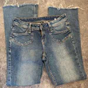 Blå jeans med rå kant från Hm - Från Hm i stormen 34. Klippta så att de passar mig som är 155cm