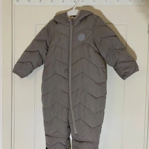 Lupilu - overall, storlek 74/80 - Säljer en grå vadderad overall med huva från Lupilu. Storlek 74/80, 6-12 månader.   Skickar med frakt eller avhämtning i Växjö. Vid flera köp kan du som köpare välja samfrakt. Fraktpriset ingår inte i priset. 