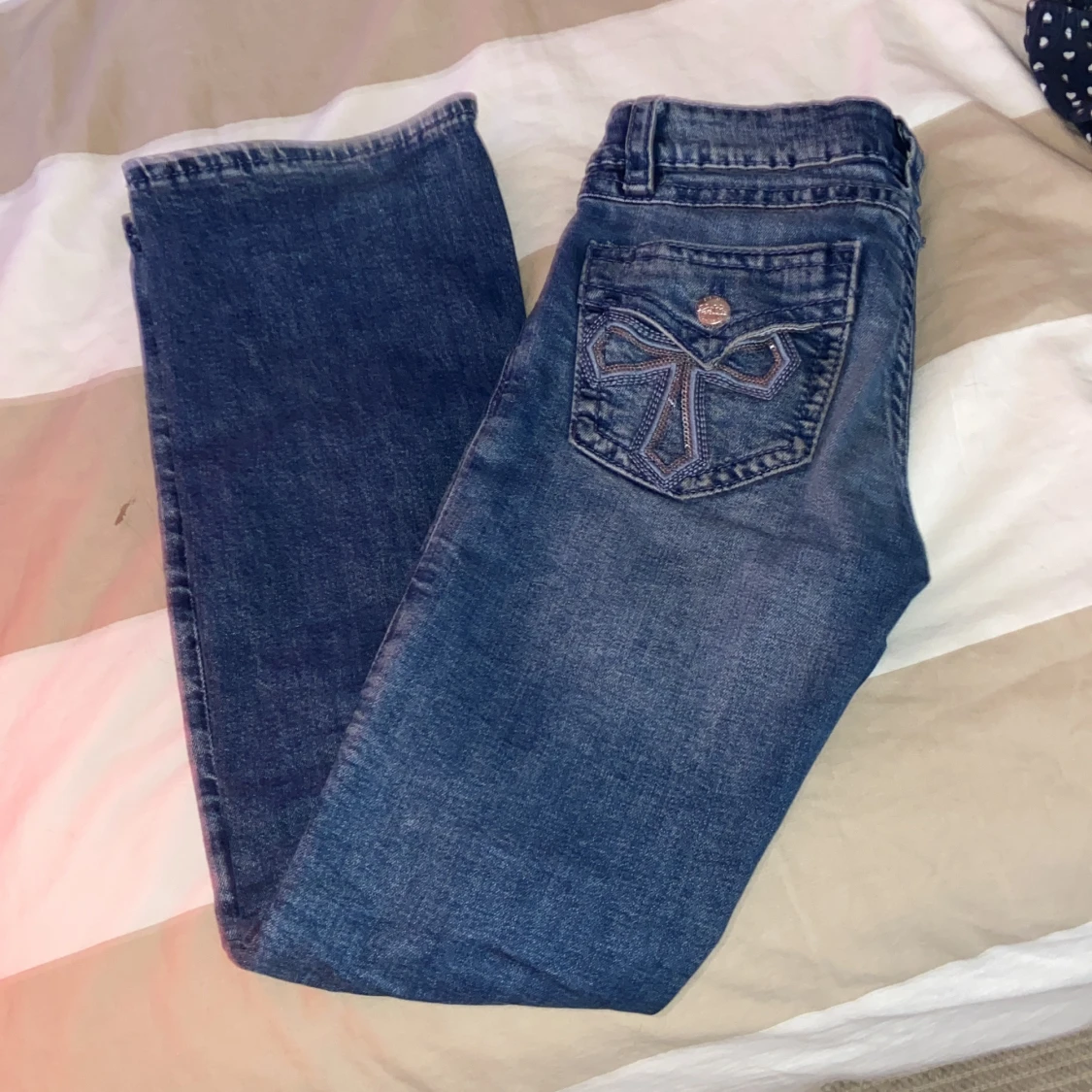 Blå jeans med rosett från Gina Tricot