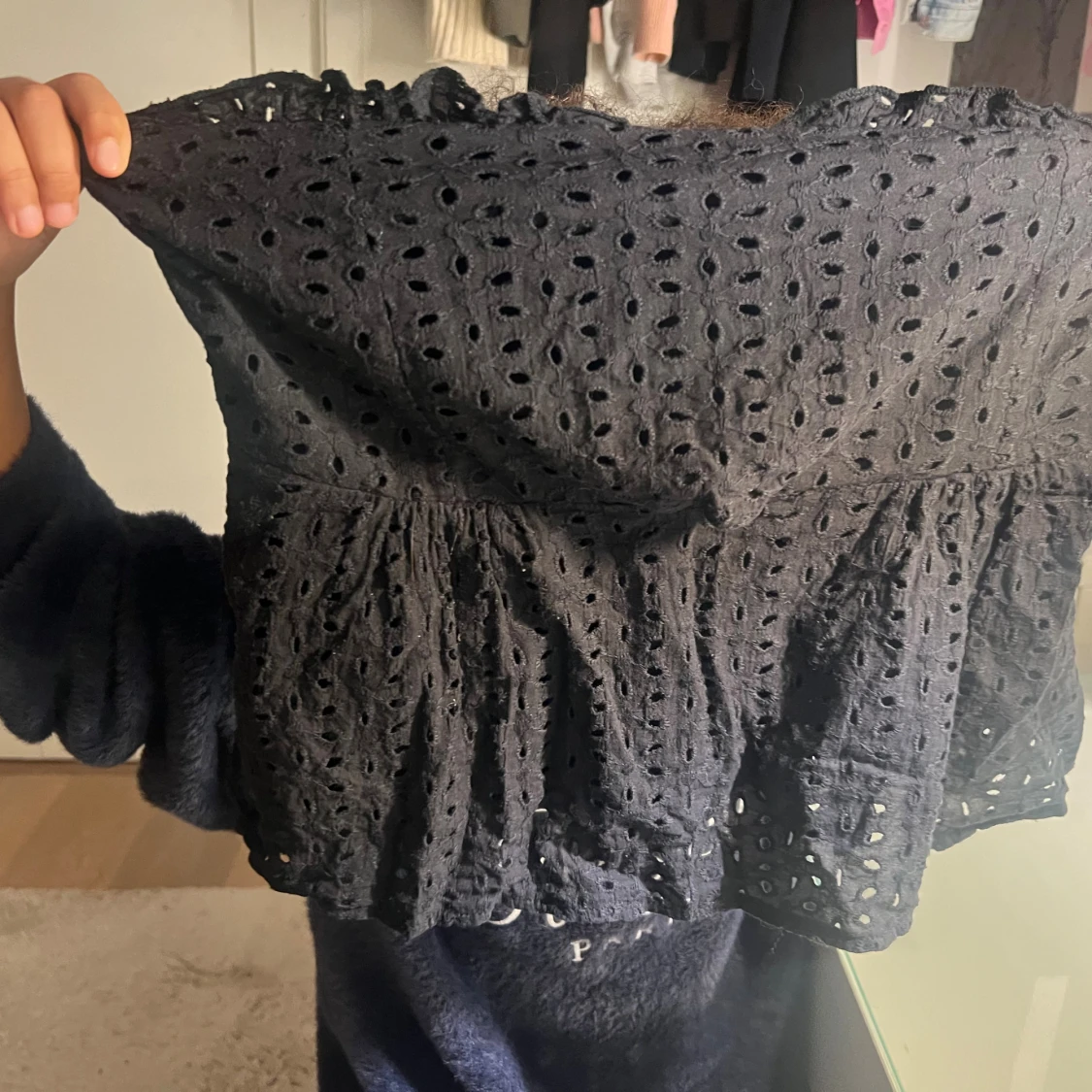 Svart ärmlös tubtopp med spetsdetaljer - 2