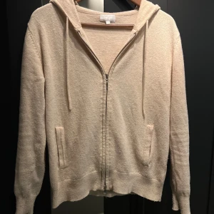 Kashmir zip hoodie - En zip hoodie i Kashmir och ull blandning som passar perfekt till kallare dagar | Storleken XS | Passar dig runt 165-175 cm |Skick - 7,5/10 ✅| Den är lite nopprig vilket man ser på bilderna. Priset kan absolut diskuteras, fråga vid minsta fundering!