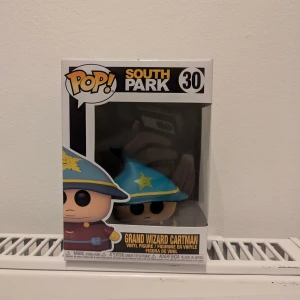 Funko Pop! South Park Grand Wizard Cartman #30 - Funko pop  i originalförpackning förutom plasten i själva lådan. Annars i perfekt skick. Är villig att pruta!