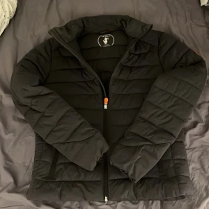 Grå pufferjacka från Save The Duck - Helt nytt skick säljs eftersom den inte passar.          Storlek M