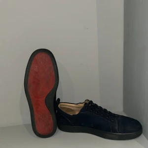 Blåa Christian Louboutin  - Mörkblå loubs i okej skick, storlek som passar 39/40. Den har tre stora slitningar men som inte syns när du har skorna på dig, sidorna mest. Sulan går inte att tvätta mer men i verkligheten ser den röd ut men bara lite smutsig. Texten inuti har gått bort efter användning, storleken står kvar dock, pris kan diskuteras