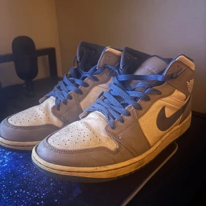 Nike Air Jordan 1 True blue  - Jordan 1 True blue, sulan är lite trasig och framdelar på höger sko, men det är lätt att fixa hos en skomakare, Dom är lite skitiga och använda, men dom är väldigt sköna 