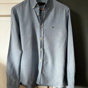 Morris skjorta  - En riktig snygg Morris skjorta som är perfekt till sommaren eller skolan. Skick 9/10 modellen är 184cm och väger 70kg. Skriv vid minsta fundering. 