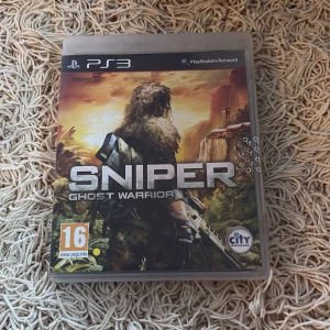 Sniper: Ghost Warrior (PS3) - Sniper: Ghost Warrior till PlayStation 3, komplett med fodral och manual. Skick: begagnat men i gott skick, inga synliga skador på omslaget. Spännande förstapersonsskjutare med realistisk ballistik och multiplayer-läge. PEGI 16.