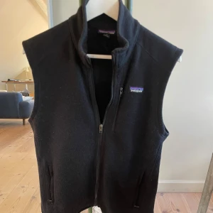 Svart fleeceväst från Patagonia - Patagonia vest svart. Bra skick 8/10. Inga flickor, revor eller hål. Storlek M sitter M. Hör av dig vid frågor eller om du vill ha fler bilder.MVH/Bpluggen