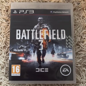 Battlefield 3 PS3 - Battlefield 3 till PlayStation 3, komplett med fodral och omslag. Spelet är i bra skick med mindre slitage på baksidan av fodralet. Upplev intensiv multiplayer och prisbelönt action. PEGI 16. Perfekt för dig som vill ha ett klassiskt FPS till din PS3.