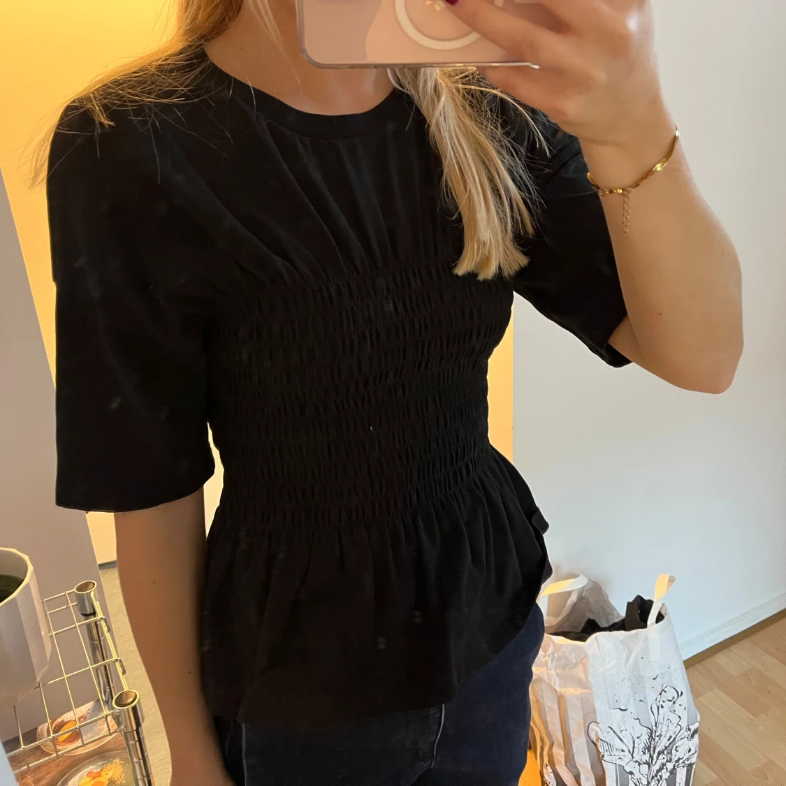 Svart blus/ T-shirt med smock och volang - 2