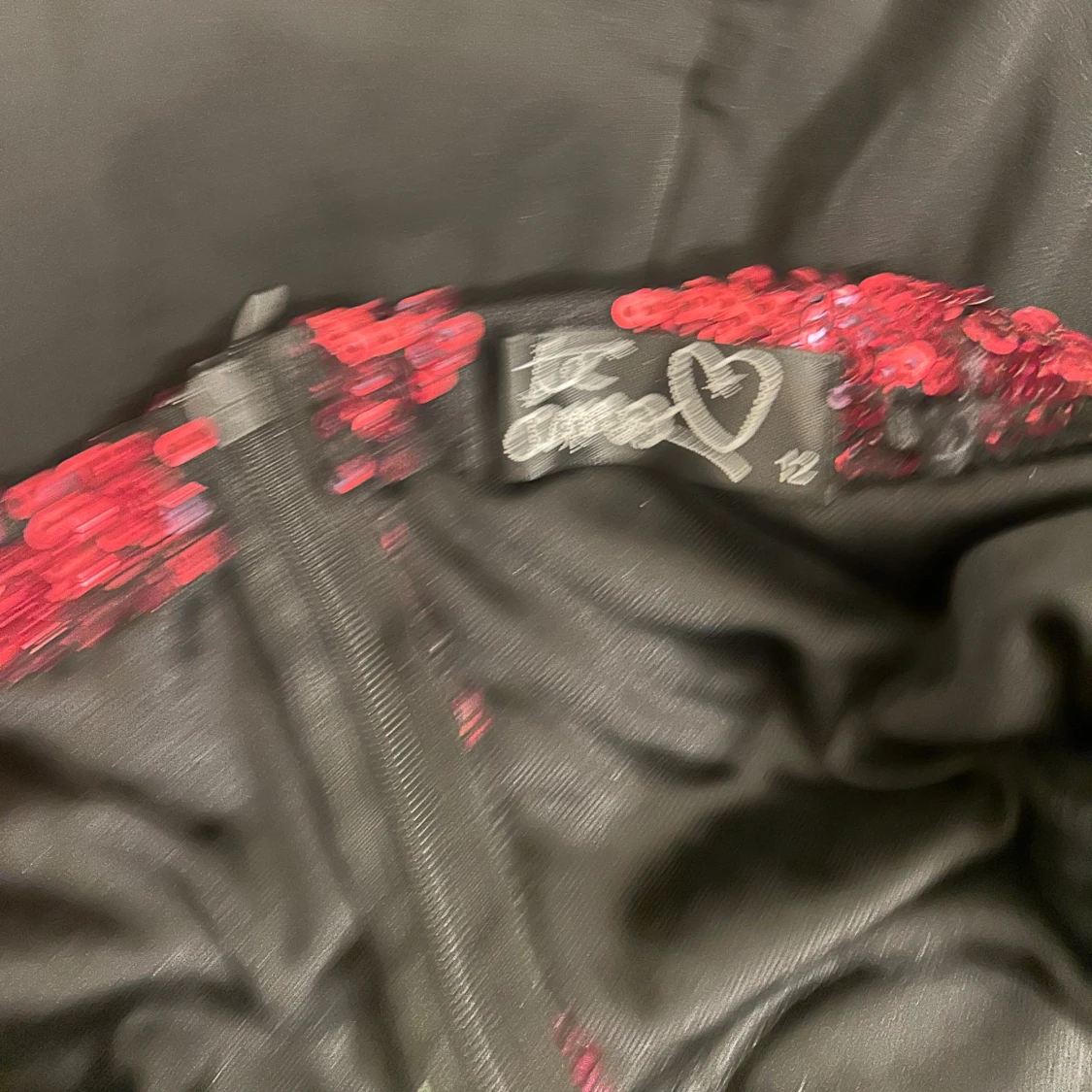 Svart kort klänning med paljettblommor - 4