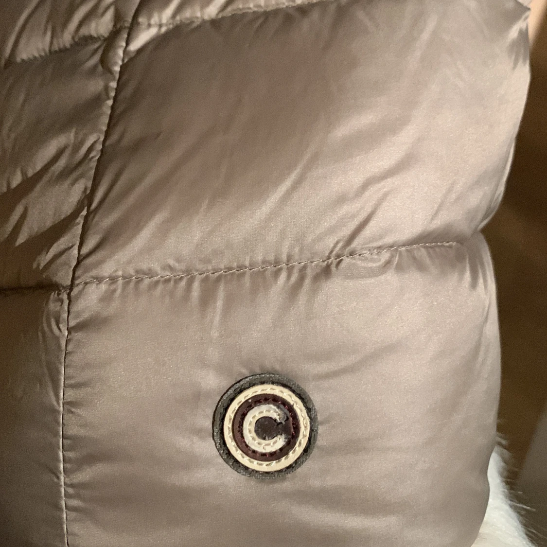 Beige pufferjacka med päls från Colmar - 2