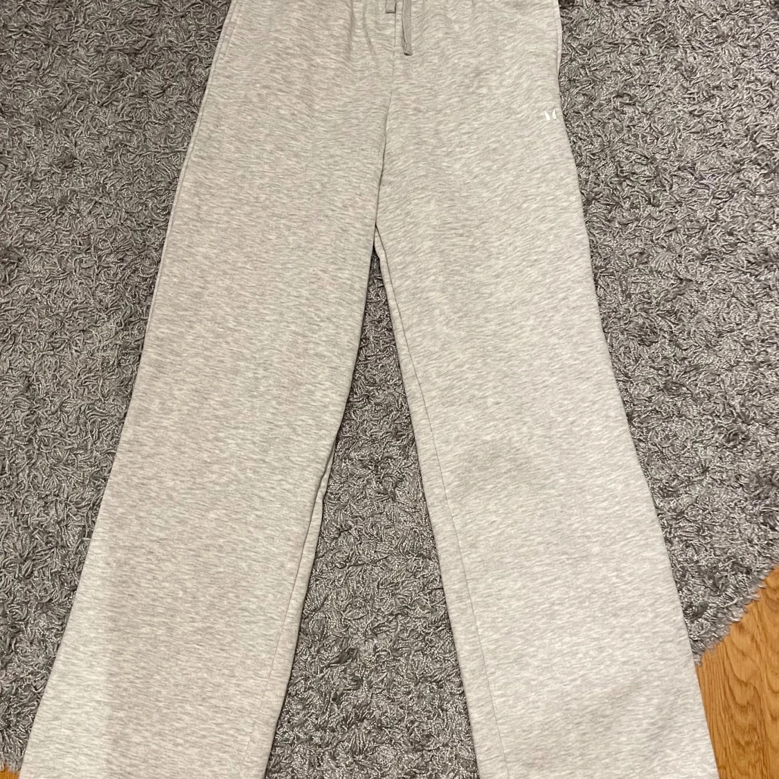 Grå raka mjukisbyxor från MP