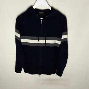 Massimo dutti ziphoodie  - Modellen är 185. M passar S