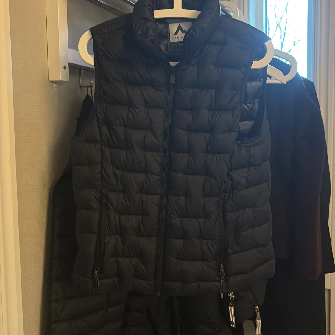 Svart dunväst från McKinley