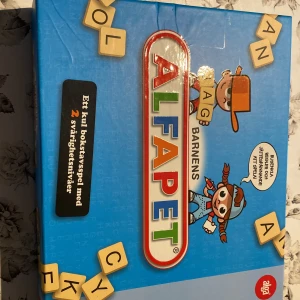 Barnens Alfapet - Barnens Alfapet är ett roligt bokstavsspel för 2-4 spelare från 5 år. Spelet har två svårighetsnivåer och innehåller spelplan, bokstavsbrickor och tillbehör. Lådan och innehållet ser ut att vara i gott skick, perfekt för familjespelkvällar.