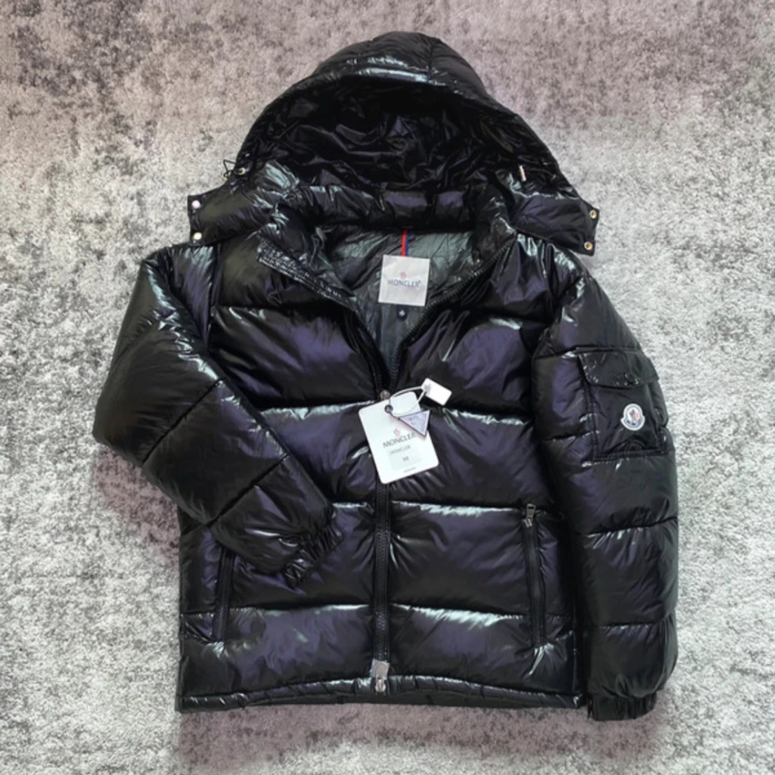 Svart Moncler pufferjacka med huva