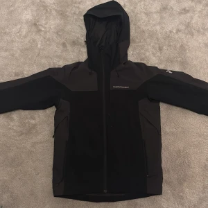 Skidjacka Peak Performance - Säljer en riktigt fet Peak Performance Skidjacka. Skick 9/10. Storlek S. Nästan aldrig använd. Färg Svart och Mörkgrå.