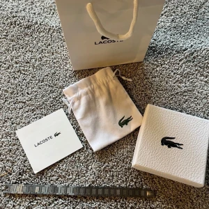 Lacoste Armband  - Helt ny & Oanvänd ✔️, Kommer med alla tillbehör 📦, fraktas inom 1 dag 🚀, perfekt present 🎁, kontakta gärna för mer info 
