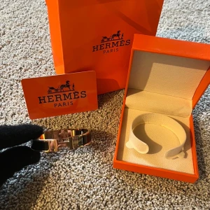 H Armband  - Helt ny & Oanvänd ✔️, kommer med alla tillbehör 📦, Unisex (för både tjejer och killar), skickas inom 1 dag 🚀, kontakta gärna för mer info ☺️