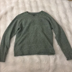Grön stickad tröja från Vero Moda - Mysig grön stickad tröja från Vero Moda i storlek S. Tröjan har rund hals, ribbade muddar vid ärmslut och nederkant samt långärmad passform.  Super stretchigt material, pris kan diskuteras💗