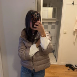 Herno jacka - Säljer en beige herno jacka i storlek s!! Köpt för 6800kr säljer den för 3500kr💕