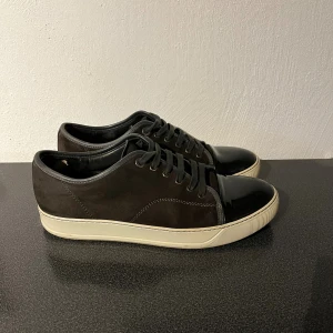 Mörkbruna Lanvins - Snygga Lanvins i en riktigt snygg brun färg! De är i storlek 42 och är i bra skick 8/10, endast en liten defekt inuti skon där det lossnat lite vid hälen. Nypris 4500 kr, mitt pris 1999 kr!