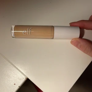 e.l.f. Hydrating Camo Concealer - Säljer denna elf pga inte kommer till användning använt 2 gånger hör av dig vid frågor 