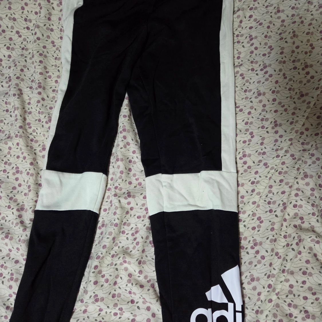 Svarta Adidas mjukisbyxor med vita detaljer