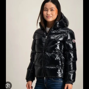 Svart glansig pufferjacka Colmar - Intressekoll på min colmar jacka jag köpte förra vintern använd ett fåtal gånger max 5-6 gånger. Är i topp skicka inga defekter allt, köpt för 5500 