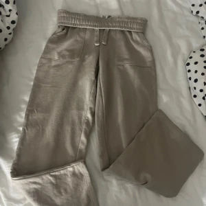 Low waist sweatpants  - Säljer mina virala beigea sweatpants från lager 157. Finns ej längre i barn storleken och nu växt ur denna storlek 140 vilket är SÅ super synd men hoppas på att någon annan nu kan få användning  av! 💕 Inte använda nå mycket så i super fint skick! Först till kvarn. Nyköpta för 200kr. Därimot utan prislapp!! Köpta/sålda tillsammans med blåa och gråa, Allt 190kr! Alltså 63kr/st!💜