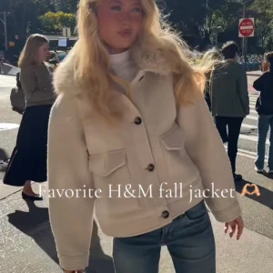 Beige teddyjacka från H&M - Säljer en beige teddyjacka från H&M med fluffig krage och stora fickor framtill. Jackan har knappar och en loose passform som ger en chill vibe. Perfekt för hösten och enkel att matcha med jeans eller kjol.