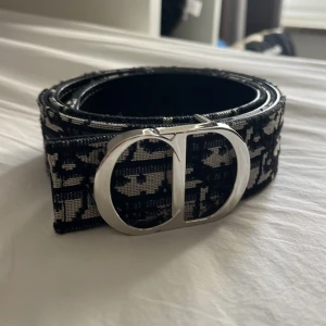 Jag säljer ett bälte med ett coolt mönster som har ett coolt spänne också. - Bälte jag inte längre gillar med coola mönster 