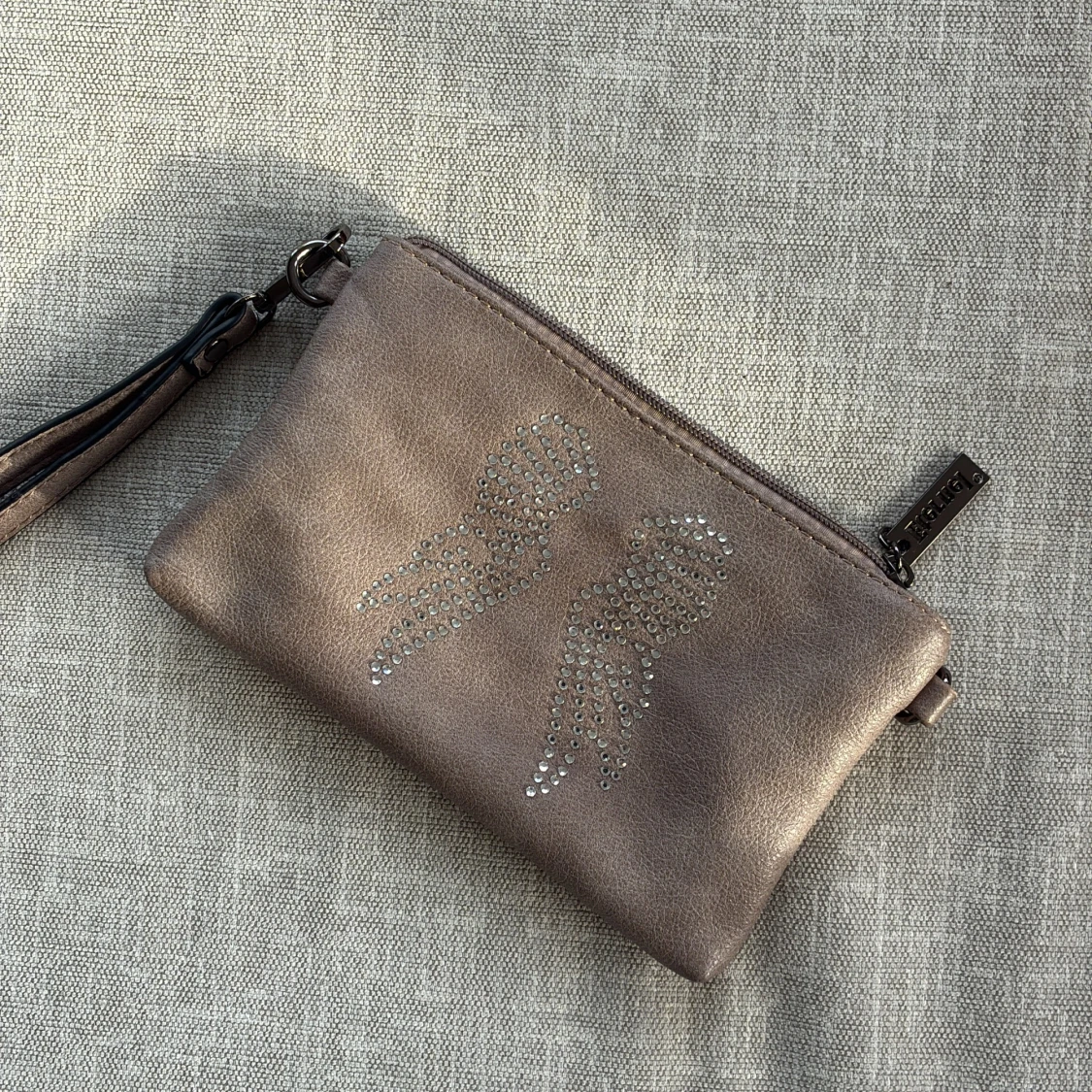 Brun kuvertväska med strassvingar