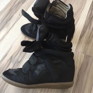 Isabella marant skor - Snygga svarta Isabella marant skor. Skorna har en högre modell och är gjorda i mocka. Perfekta för dig som vill ha en skön klacksko.