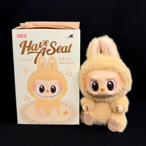 Labubu (Baba) 💛 - Äkta ’Baba’ Labubu från The Monsters Have A Seat Blind Box! 💛🧸I oanvänt skick - kartong och påse ingår men tyvärr inte kortet. Köp nu 💌 ⚠️Säljer flera Labubus på min sida, har 10% på alla bundles ⚠️