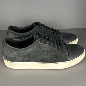 Lanvin - Modell: Lanvin Grå | Skick: 8/10 | Storlek: UK 9 | Pris: 1599kr | Tillbehör: Inget | Fler frågor? Hör av dig isåfall!  