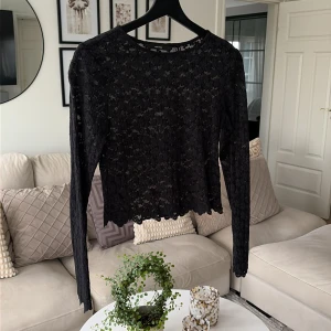Svart spetsblus/meshtopp med lång ärm - Säljer denna fina topp från veromoda! Den är i strl M men skulle säga att den passar även till S