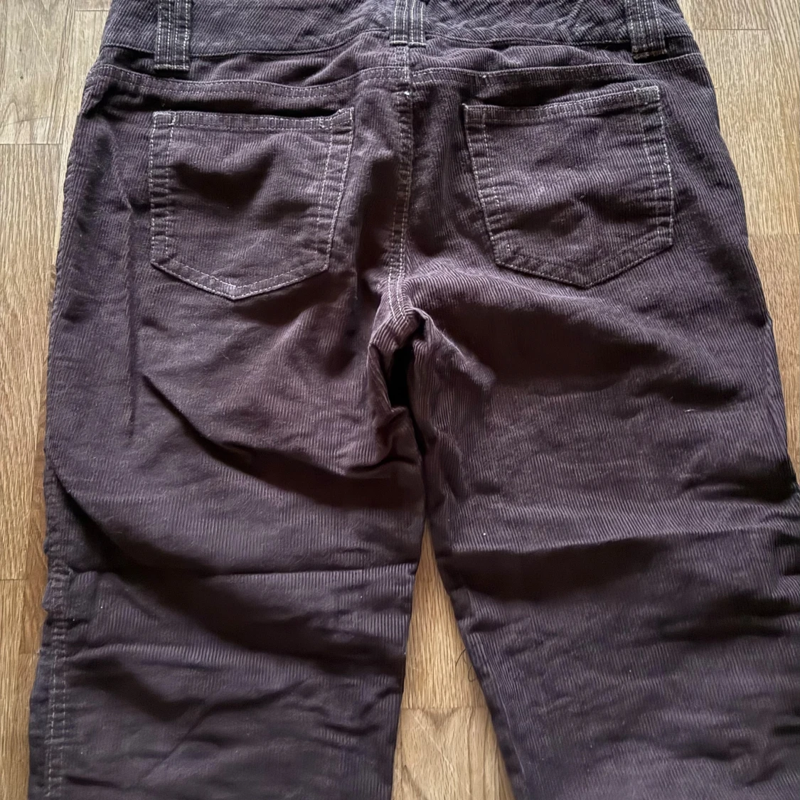 Bruna manchesterbyxor från Lindex - 1