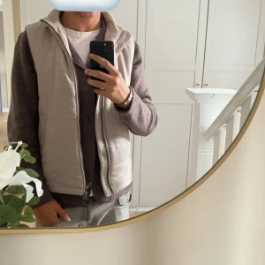 John henric väst - Fin john henric väst strl M/L. Kan gå ner i pris vid snabb affär