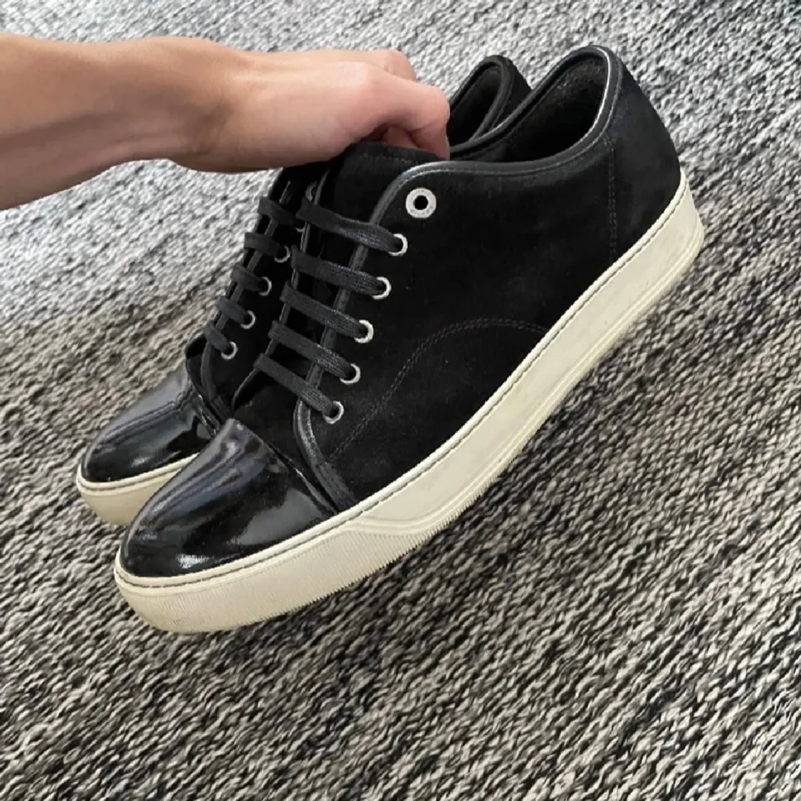 Svarta sneakers från Lanvin med lackad tå