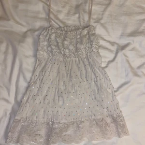 Vit glittrigt linne - Supersöt vit linne med tunna axelband, glittriga silver detaljer med spets upptill och nertill💛🌼