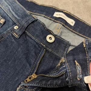 Mörkblå jeans från Gina Tricot  - Snygga mörkblå jeans från Gina Tricot. Knappt använda pga att de har blivit bortglömda o nu förstora. Passar nog någon mellan 165-170cm. Storleken är 38 men passar 36🤗