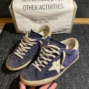 Golden goose skor - Säljer nu dessa sjukt feta och unika golden goose skorna | inte bästa skicket, defekter är alla ni ser på bilderna | storlek 42 men passar upp till 43,5 stora i storleken! Vid köp medföljs allt på bilderna | hör av er  vid frågor eller funderingar, fraktar ändast via POSTNORD eller INSTABOX!!