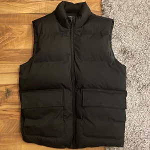Svart pufferväst - stl S. Hör av er vid frågor