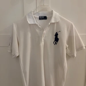 Ralph Lauren piké - Säljer en vit Polo Ralph Lauren piké i mycket bra skick. Hör av er vid minsta lilla fundering:)