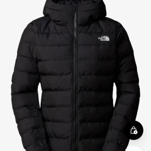The north face jacka - Säljer denna fina höst/vinterjackan, den är endast använd en höst och vinter och är i fint skick! Köpte denna för 2400kr💕💕passar mig som vanligtvis har S i jackor💕jackan ser svart ut men är lite mörkblå💕💕
