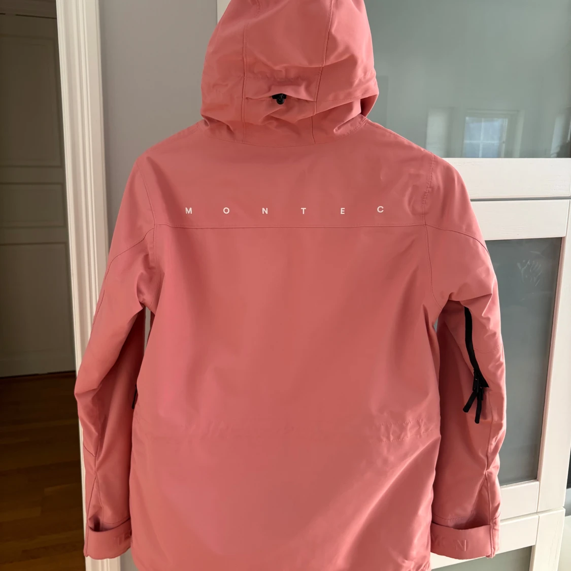 Rosa vindjacka från Montec med huva - 1