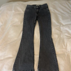 Mörkgrå bootcut jeans - Mörkgrå lågmidjade bootcut jeans